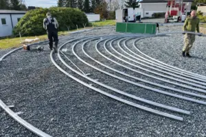 Montagevorbereitung – gebogene Stahlbögen/Schienen am Boden ausgelegt