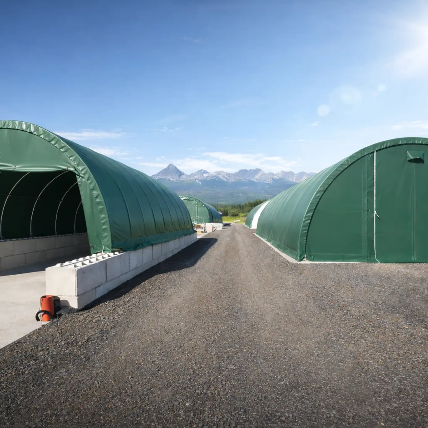 Mehrere Rundbogenhallen als Lagerlösung