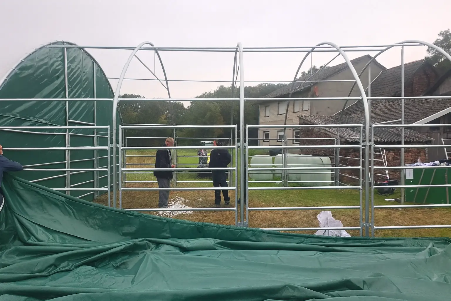 Montage-Team richtet Rahmen eines Weidezelts aus