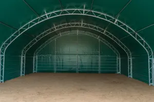 Heuraufe im Pferde-Weideunterstand, trockene Einstreu