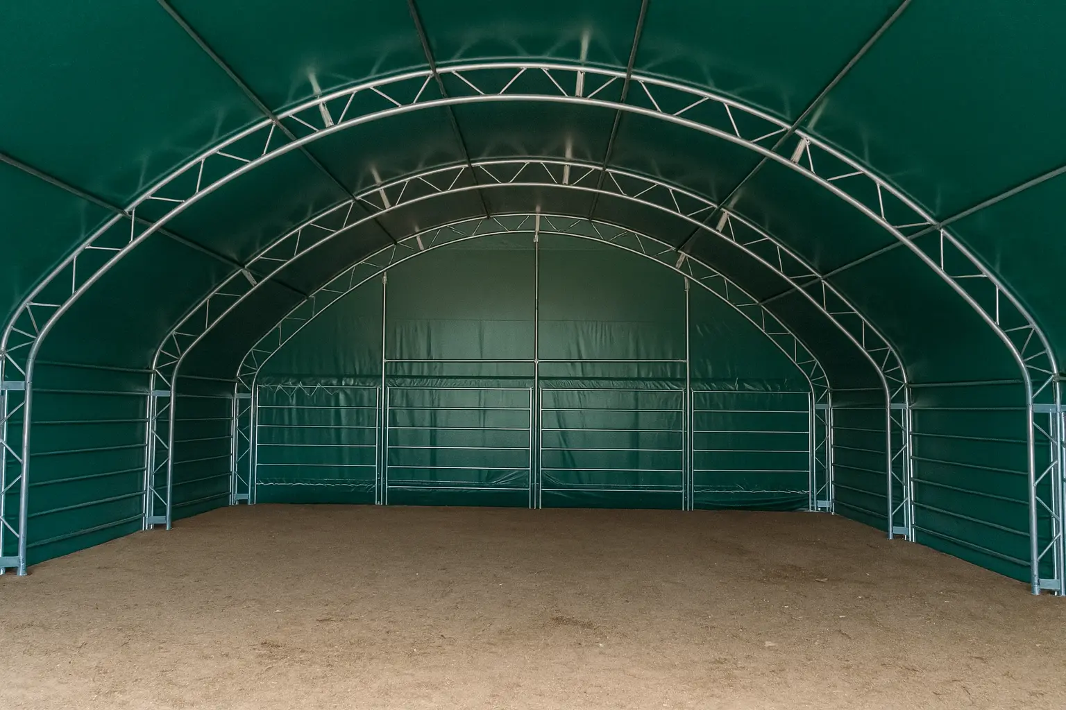 Heuraufe im Pferde-Weideunterstand, trockene Einstreu