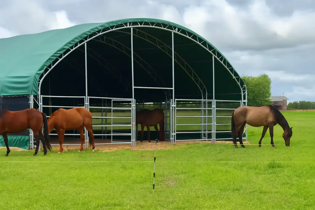 Weideunterstand für Pferde auf großer Sommerkoppel