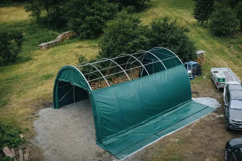 Rundbogenhalle zur Lagerung von Holz