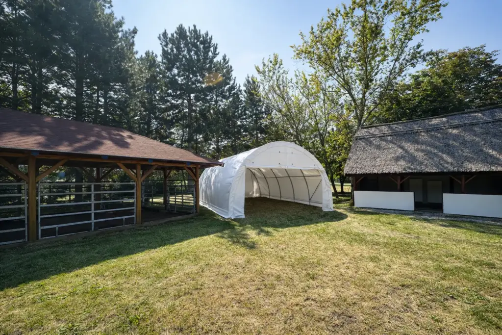 Rundbogenhalle auf landwirtschaftlichem Hof
